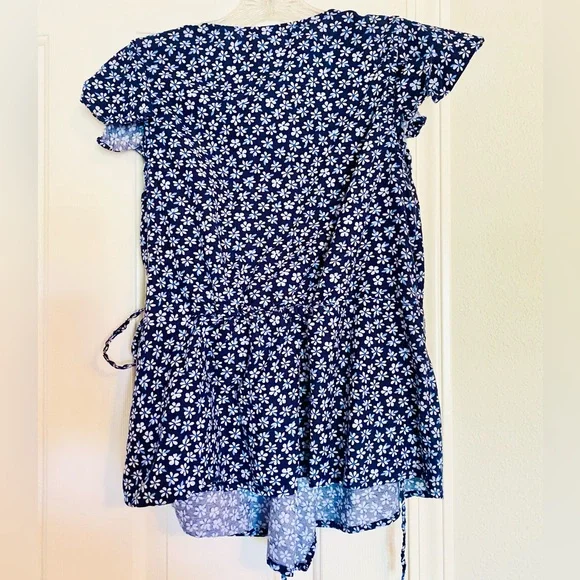 Old Navy Women’s Flutter Sleeve Wrap Top Shirt Dark Blue with Flowers Medium M - Picture 7 of 7